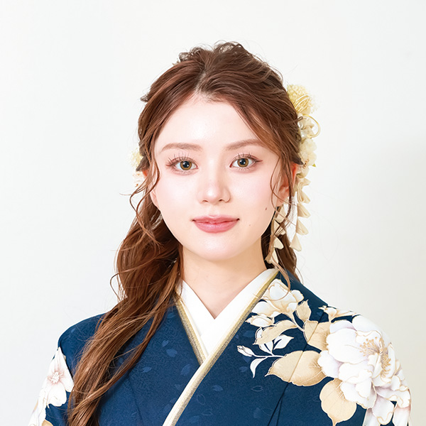 やわらかな揺れがふんわり包む、可憐さ際立つハーフアップ