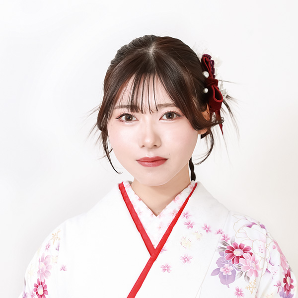 ロープ編みの動きが映える、華やかで存在感あるアップスタイル