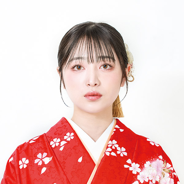 華やかさと上品さが際立つシンプル美人スタイル